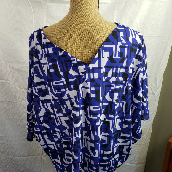 Vince Camuto Asymmetric blue  and white geometric top size L - Picture 8 of 8